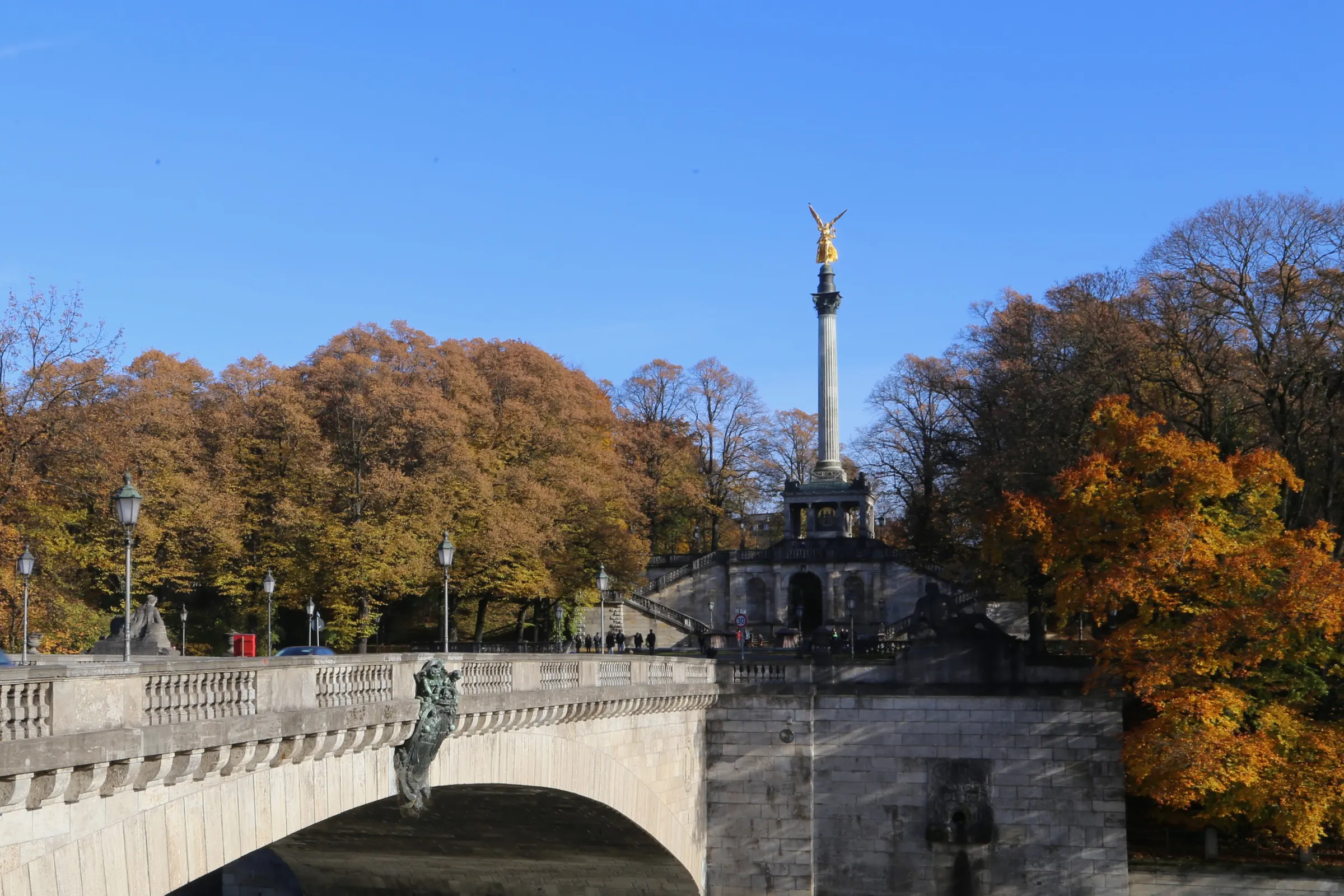 Der Friedensengel an der Luitpoldbrücke in München-Bogenhausen