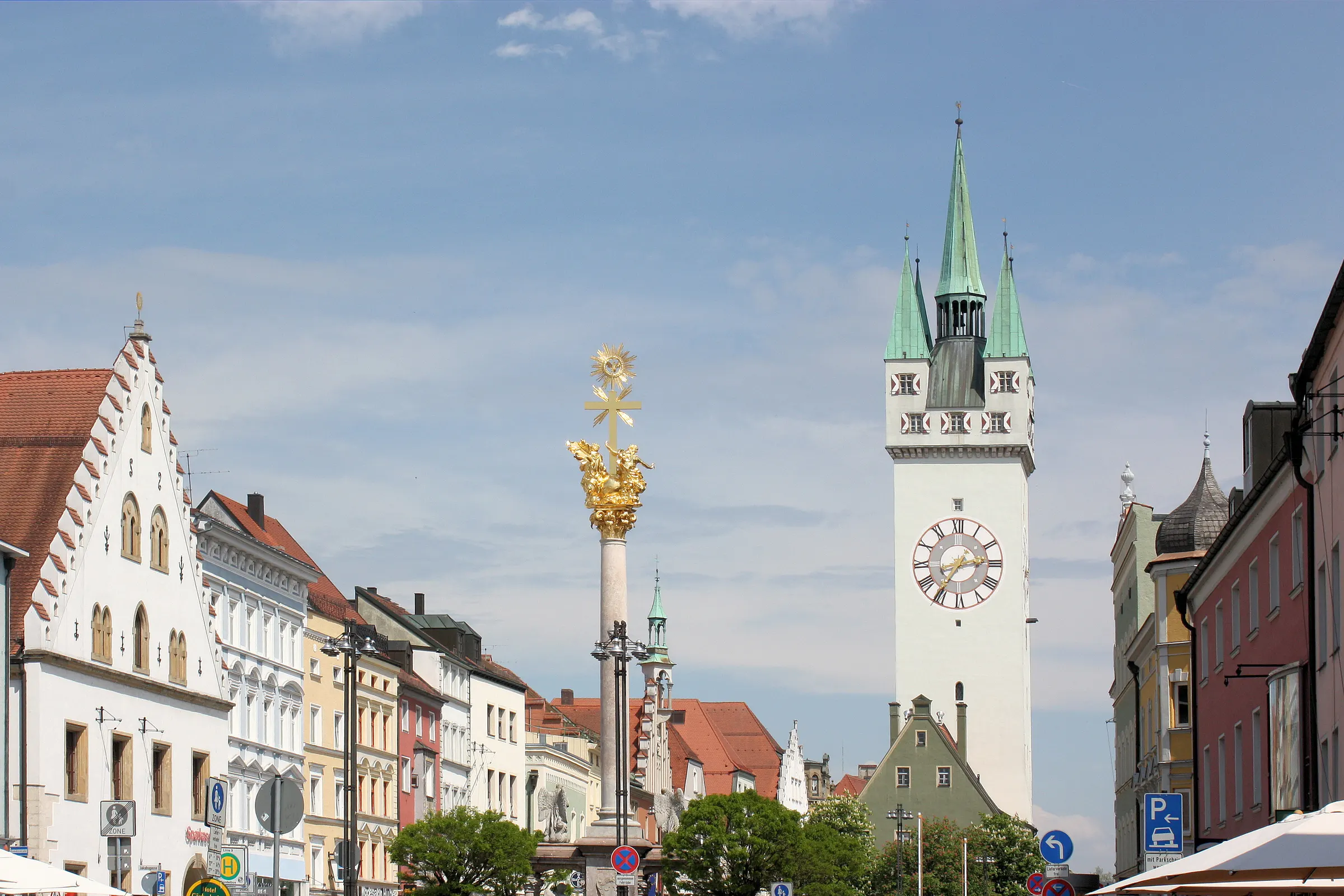 Theresienplatz mit Dreifaltigkeitssäule und Stadtturm in Straubing
