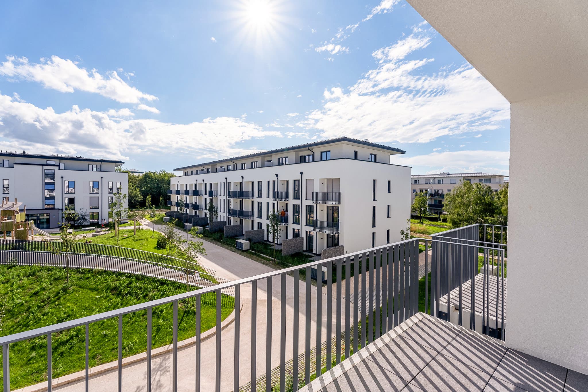 Blick von einem Balkon des Annelies Quartiers über den Innenhof auf die gegenüberliegenden Häuser