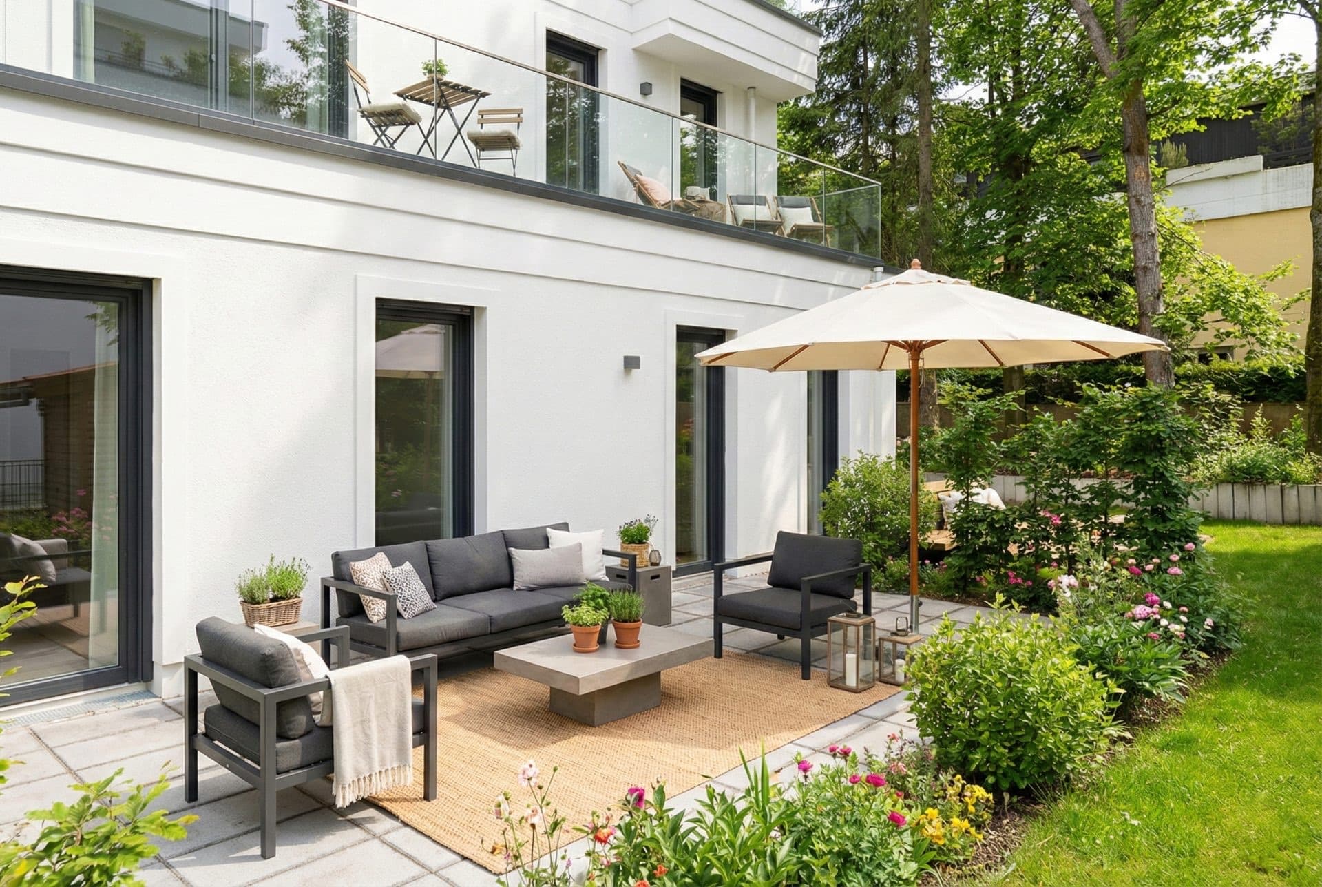 KI-visualisierte Möblierung von Terrasse und Garten der Gartenwohnung WE 003 im Wohnjuwel an der Menterschwaige