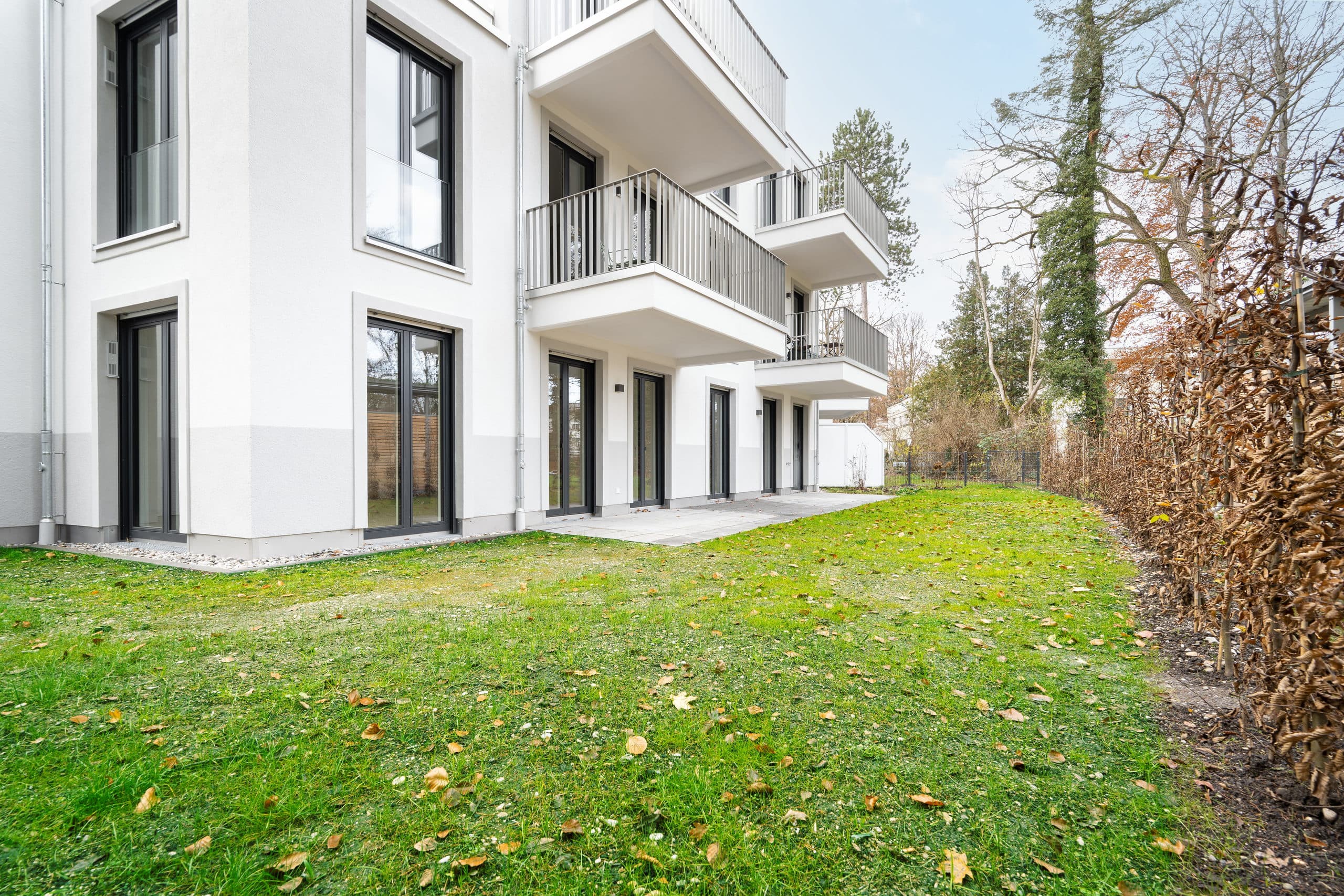 Weitläufige Rasenfläche der privaten Parkanlage der Villa Verde