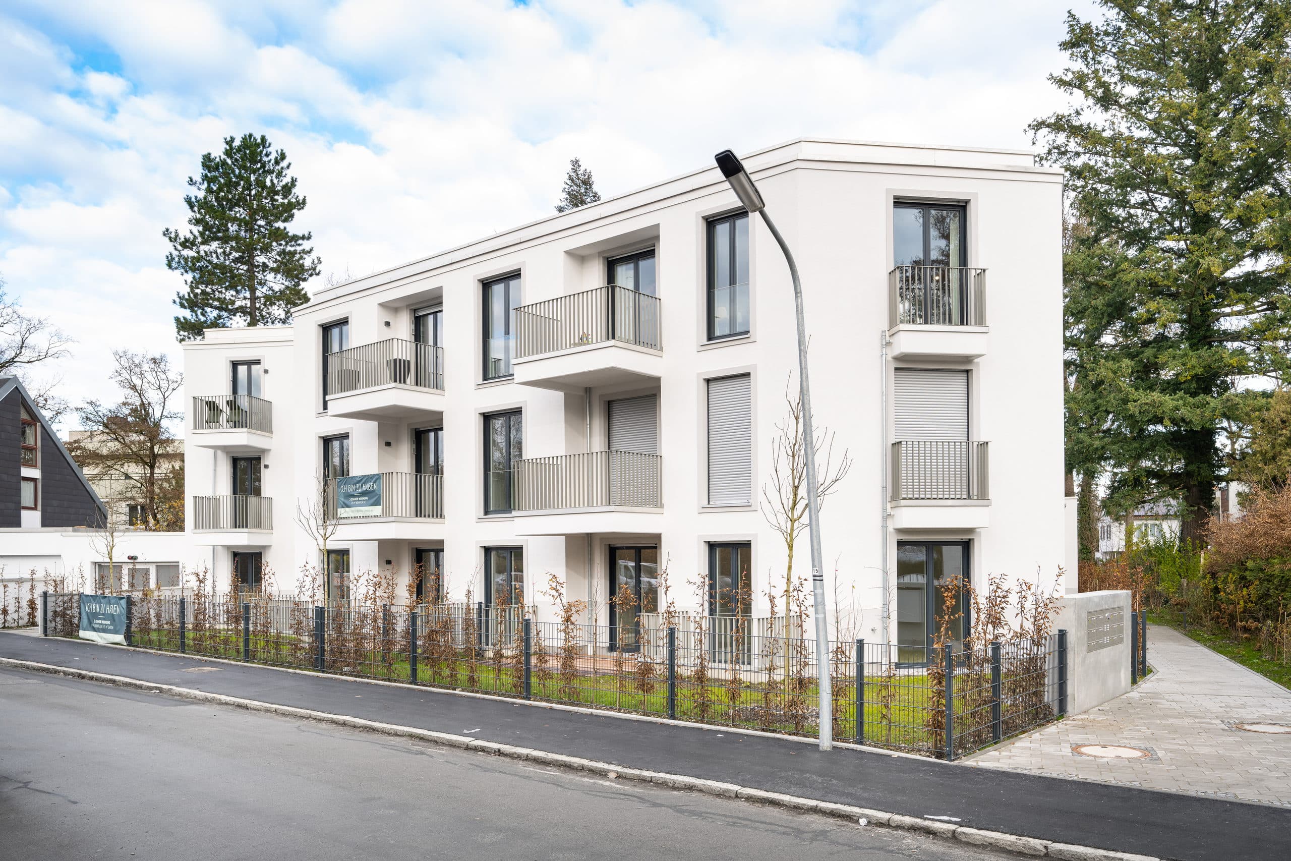 Straßenseitige Ansicht der Villa Verde in München-Obermenzing
