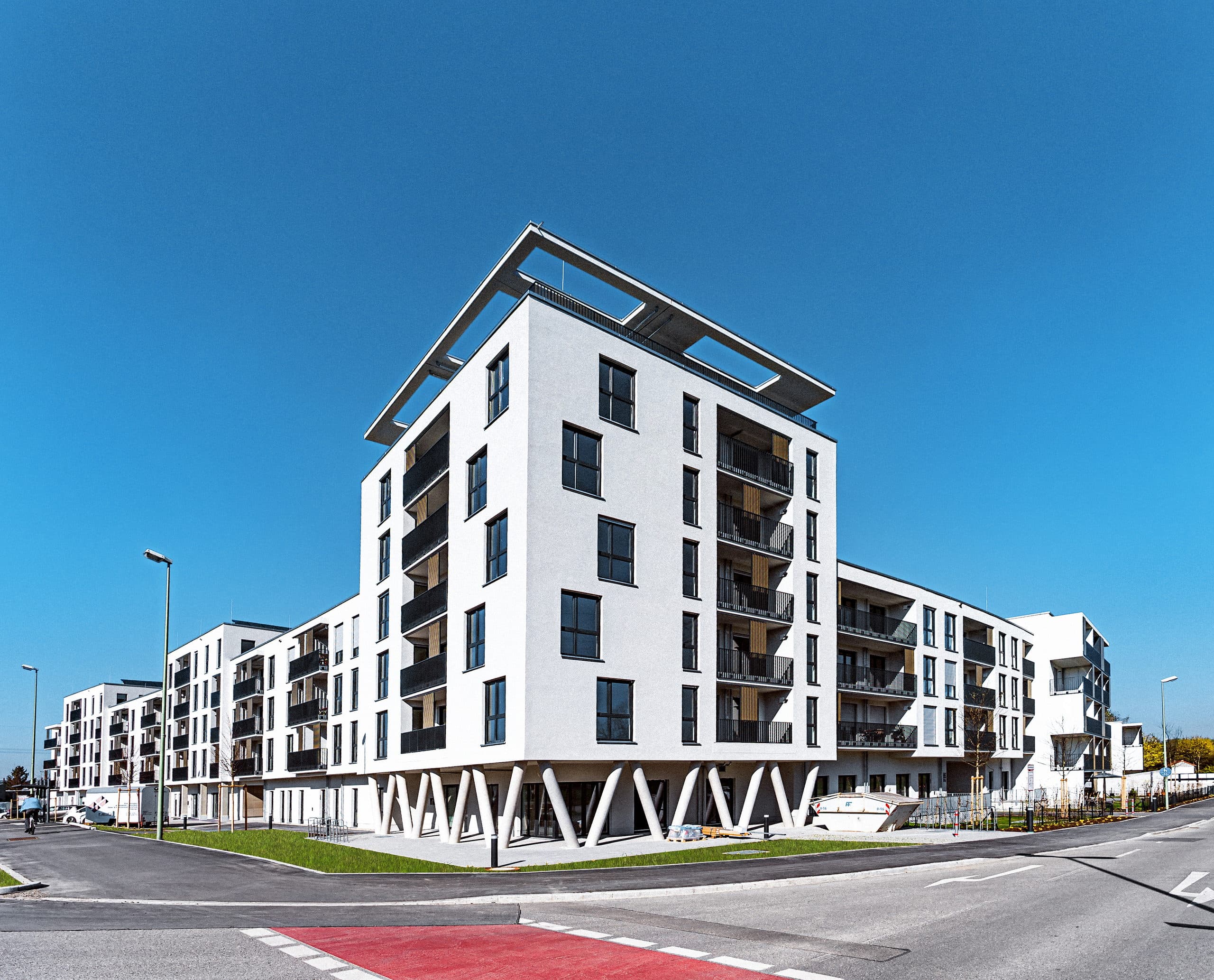 Eckgebäude des Wohnquartiers Römertor in Gersthofen, das das „Tor“ zur Stadt markiert