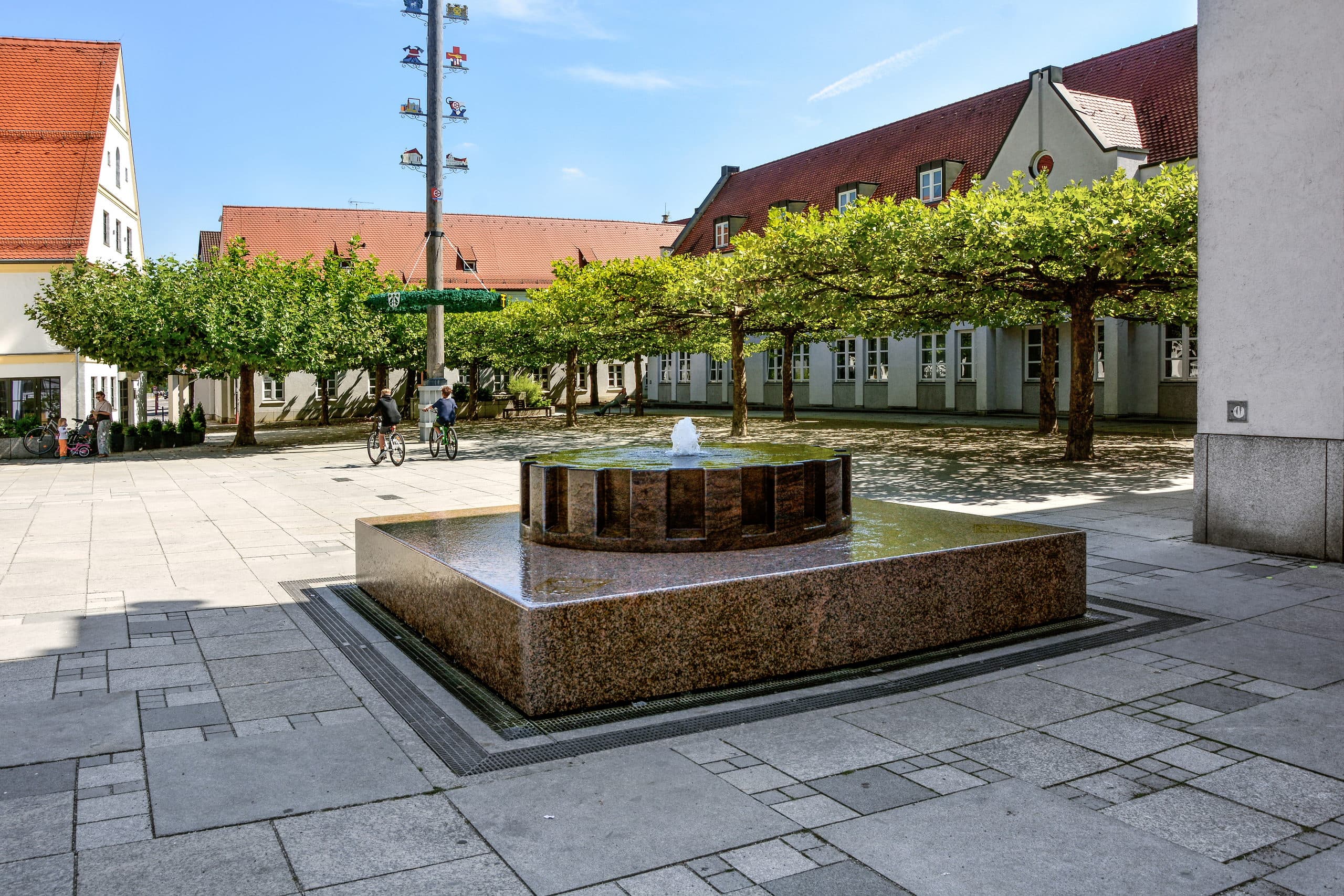 Rathausplatz in Gersthofen mit Maibaum und Brunnen, wenige Minuten vom Quartier Römertor