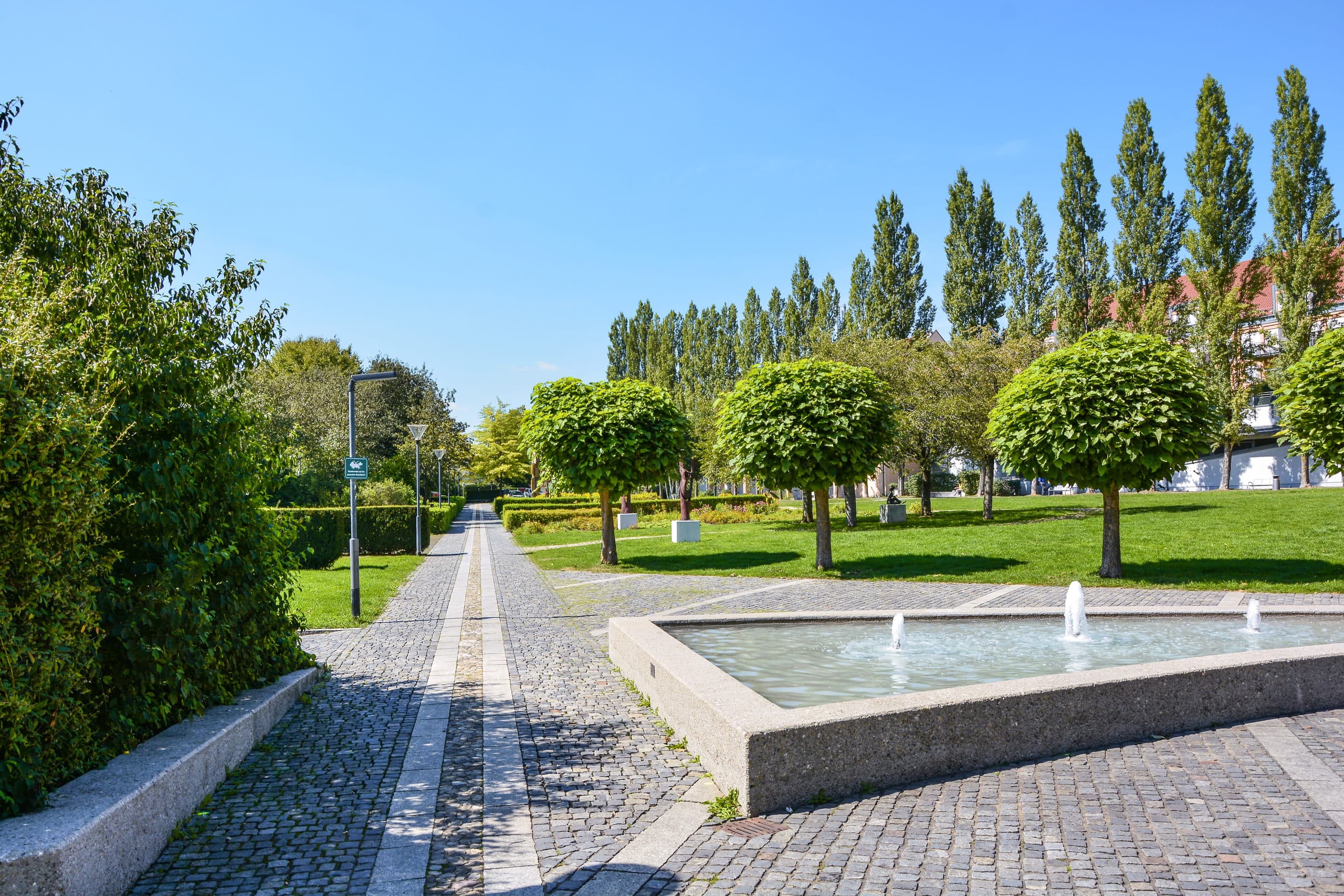 Parkanlage in Gersthofen mit Wasserbecken und Baumreihen als Naherholung im Umfeld