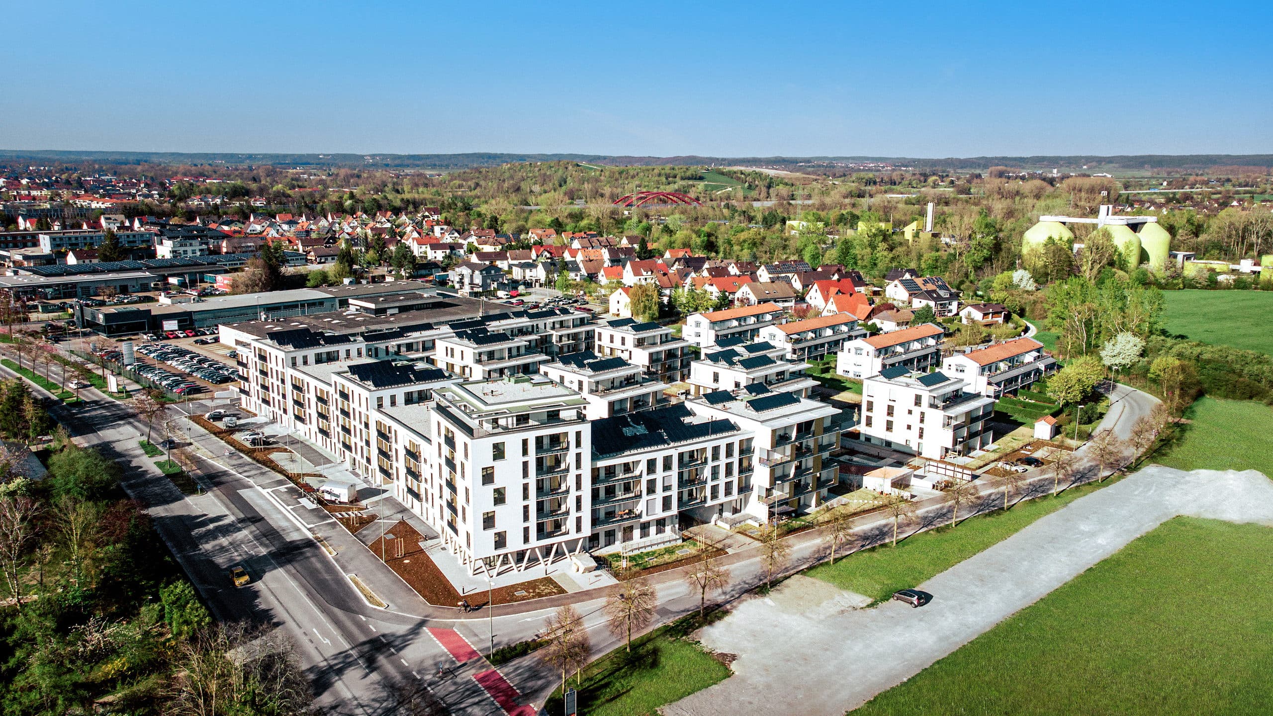 Luftaufnahme des fertiggestellten Wohnquartiers Römertor am Ortsrand von Gersthofen