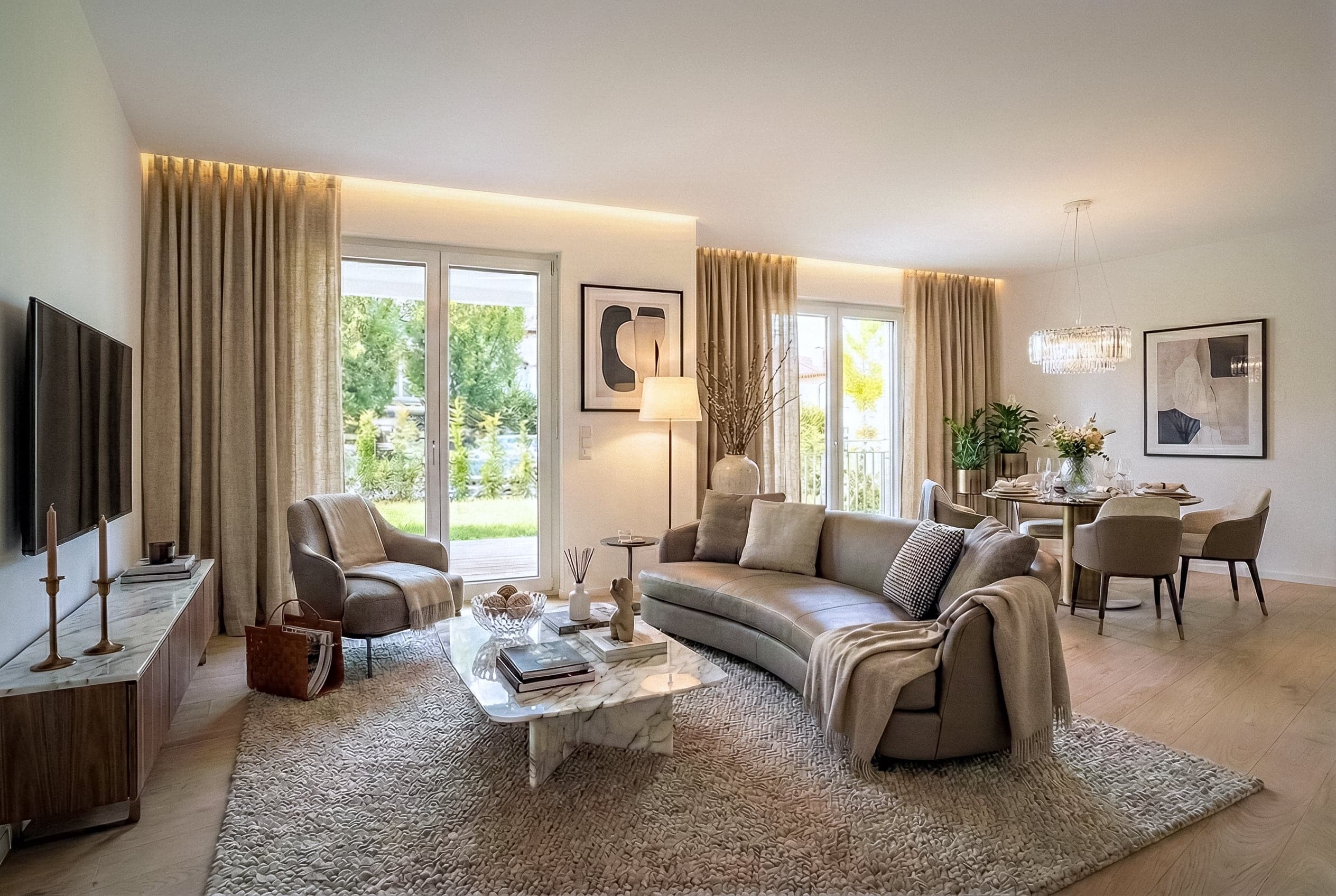 Elegant eingerichtetes Wohnzimmer mit Blick in den Garten — digital möblierte Gartenwohnung in der Villa Verde, München