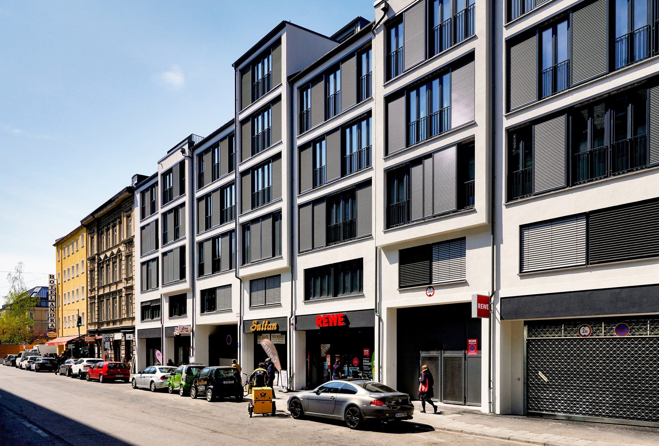 Häuserfassade entlang einer Straße bei Tag