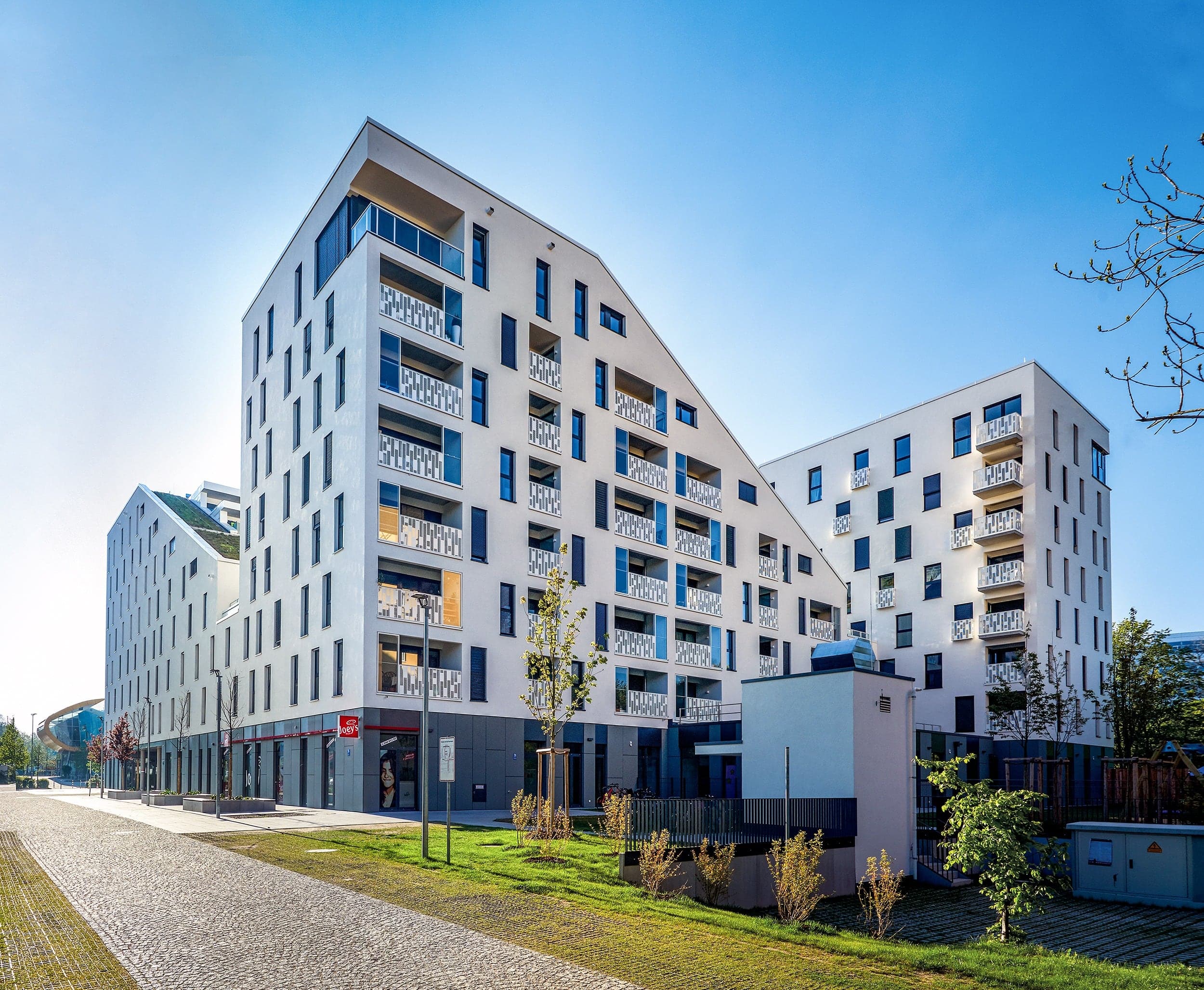 Großes helles Wohngebäude mit Gewerbe im Erdgeschoss