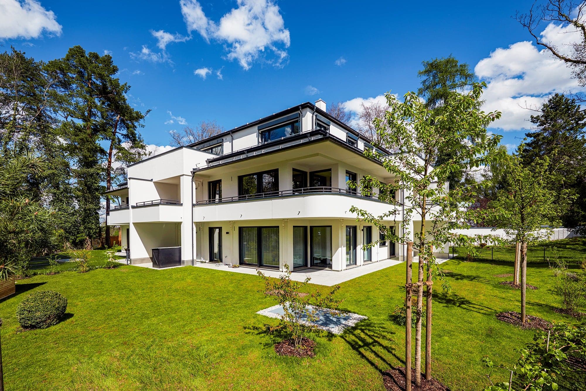 Kleines helles Wohnhaus mit großem Garten und jungen Bäumen